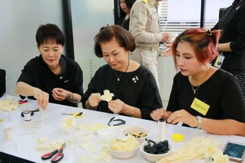 เทเวศประกันภัย ร่วมใจประดิษฐ์ดอกแก้ว-ดอกดารารัตน์