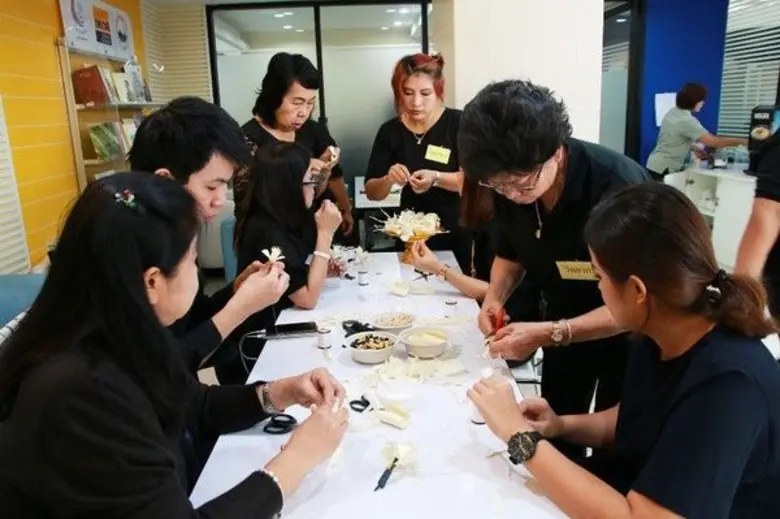 เทเวศประกันภัย ร่วมใจประดิษฐ์ดอกแก้ว-ดอกดารารัตน์