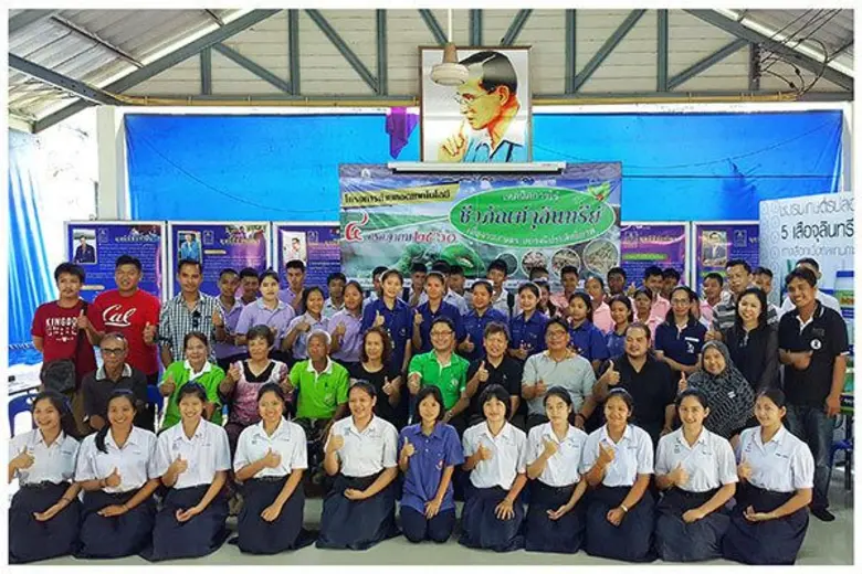 นายมนตรี บุญจรัส (กลาง) ประธานกรรมการชมรมเกษตรปลอดส...