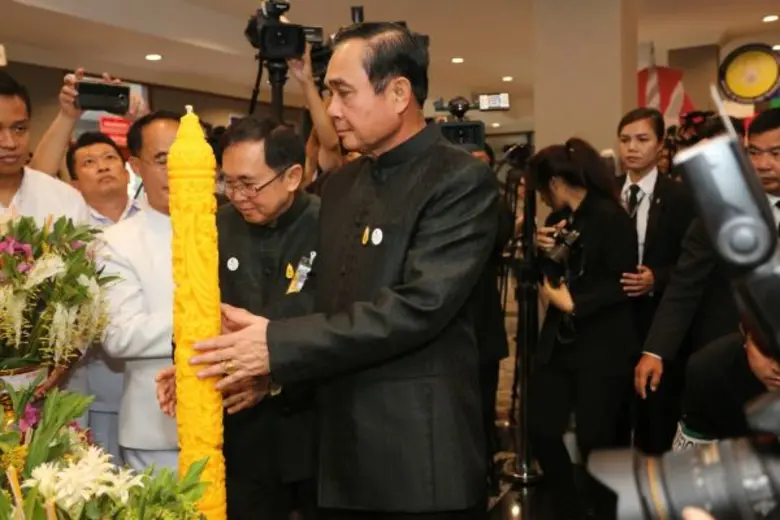 นายกรัฐมนตรี เขียนข้อความ “ด้วย กาย วาจา ใจ” ลงการ์ดงานสัปดาห์ส่งเสริมพระพุทธศาสนา เนื่องในเทศกาลอาสาฬหบูชาและเข้าพรรษา ประจำปี 2560 เชิญชวนชาวพุทธ เข้าวัด ทำบุญ ถวายเป็นพุทธบูชา สืบทอดพระพุทธศาสนา