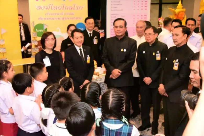 นายกรัฐมนตรี เขียนข้อความ “ด้วย กาย วาจา ใจ” ลงการ์ดงานสัปดาห์ส่งเสริมพระพุทธศาสนา เนื่องในเทศกาลอาสาฬหบูชาและเข้าพรรษา ประจำปี 2560 เชิญชวนชาวพุทธ เข้าวัด ทำบุญ ถวายเป็นพุทธบูชา สืบทอดพระพุทธศาสนา