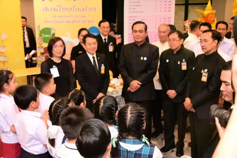 นายกรัฐมนตรี เขียนข้อความ “ด้วย กาย วาจา ใจ” ลงการ์ดงานสัปดาห์ส่งเสริมพระพุทธศาสนา เนื่องในเทศกาลอาสาฬหบูชาและเข้าพรรษา ประจำปี 2560 เชิญชวนชาวพุทธ เข้าวัด ทำบุญ ถวายเป็นพุทธบูชา สืบทอดพระพุทธศาสนา
