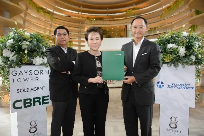 คุณฟ้าฟื้น เต็มบุญเกียรติ (ขวา) กรรมการผู...