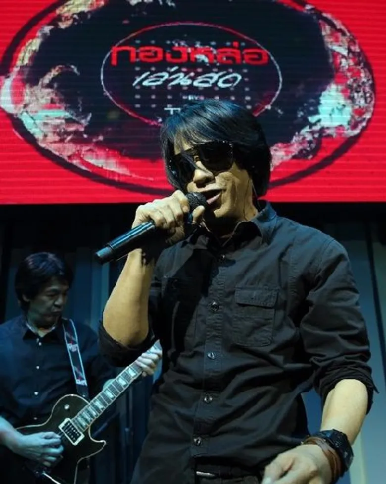 ผ่านพ้นไปอย่างน่าประทับใจ กับ งานคอนเสิร์ตเปิดตัว “ทองหล่อเล่นสด” ที่ได้รวมศิลปินชื่อดังกว่า 30 ศิลปิน และแขกรับเชิญเซอร์ไพรส์ ประเดิมเวทีแห่งการแสดงสดแบบ “ไลฟ์มิวสิค”