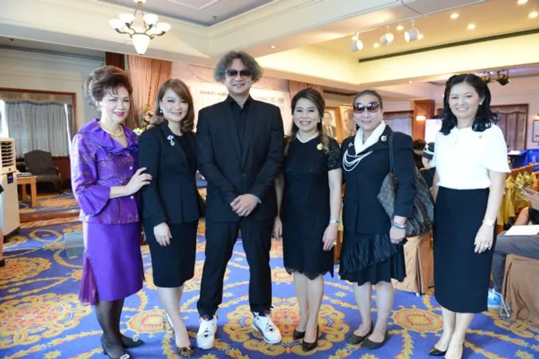 ปั่น ตุ๊ก ฟอร์ด นำทีมแถลงคอนเสิร์ตการกุศล “เสียงสวรรค์ จากพระทัย” สู่ใจราษฎร์ มอบรายได้ให้มูลนิธิมูลนิธิพัฒนาเครื่องมือแพทย์ในพระบรมราชูปถัมป์