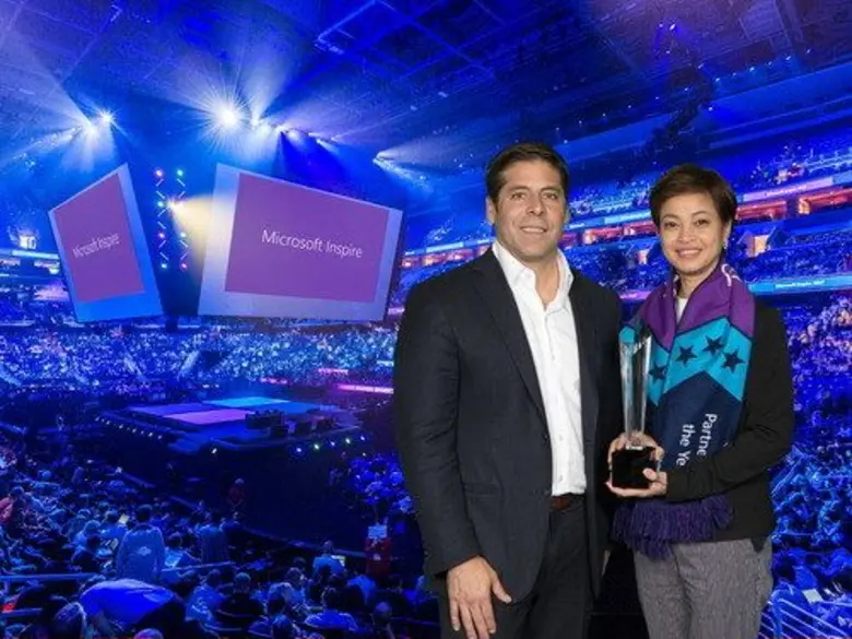 ปาจรีย์ แสงคำ (ขวา) ประธานบริหารกลุ่มงานโ...