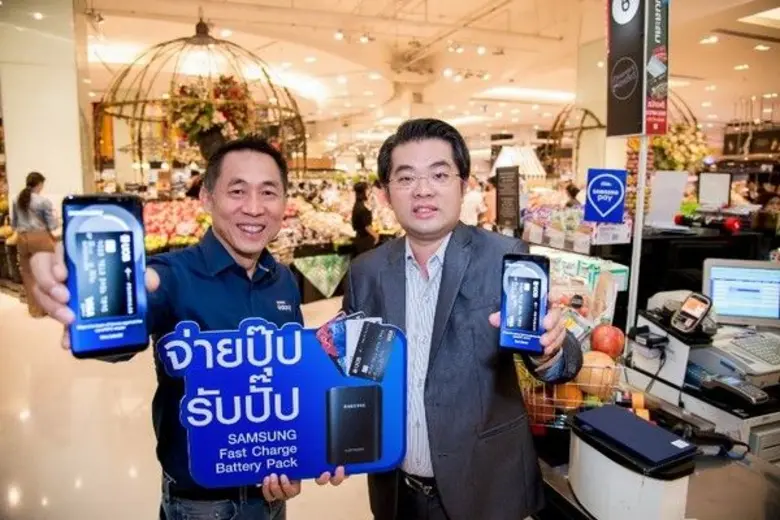 ผู้บริหารจากธนาคารยูโอบี นายธีรวัฒน์ ตรีร...