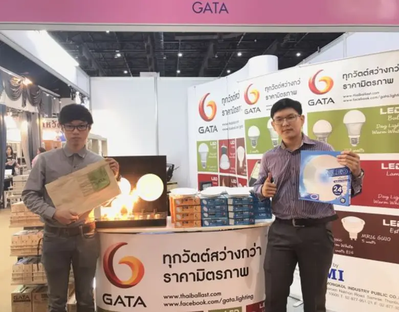 นายกิจจา วรรณทนาพร (ขวา) เจ้าหน้าที่การตล...