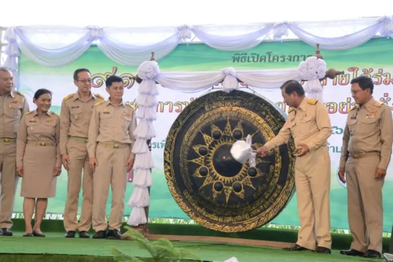 พลเอกฉัตรชัย สาริกัลยะ รัฐมนตรีว่าการกระท...