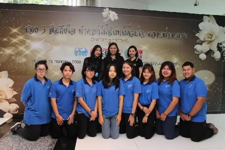 ผู้บริหาร – นักแสดงช่อง 3 – สาวงามเวทีมิสไทยแลนด์เวิลด์ – เหล่าดีเจ บีอีซี-เทโร เรดิโอ ร่วมประดิษฐ์ดอกไม้จันทน์ กิจกรรม “ช่อง 3 สื่อถึงใจ ทำดอกไม้จันทน์ด้วยใจ ถวายพ่อหลวง”