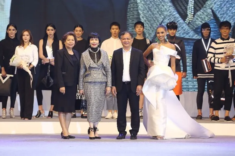 กสอ.จับมือ ISMED เปิดรันเวย์ FDC2017 โชว์ศักยภาพ 12 สุดยอดนักออกแบบไทย ประกาศผลผู้ชนะเลิศ 3 สาขาอุตสาหกรรมแฟชั่น พร้อมโกอินเตอร์