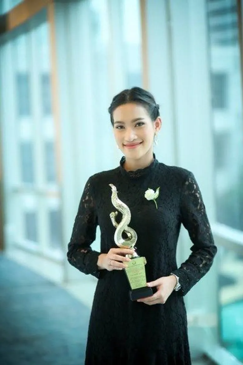 SPU: นศ.นิเทศฯ ม.ศรีปทุม “พริ้ม” จันทร์ทิพย์ แสงรังษี รับรางวัลยูงทอง สาขาเยาวชนต้นแบบ โครงการเทิดพระเกียรติ ร.๙ เทิดทูนเกียรติ”แม่ของแผ่นดิน” ประจำปี ๒๕๖๐