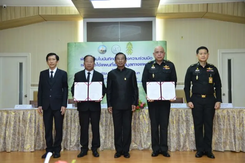 เกษตรฯ จับมือ ทบ. ลงนามในบันทึกข้อตกลงความร่วมมือเพื่อการใช้แผนที่และข้อมูลทางแผนที่ร่วมกัน หวังเอื้อภารกิจการบรรเทาสาธารณภัยและภัยทางธรรมชาติในพื้นที่เกษตร