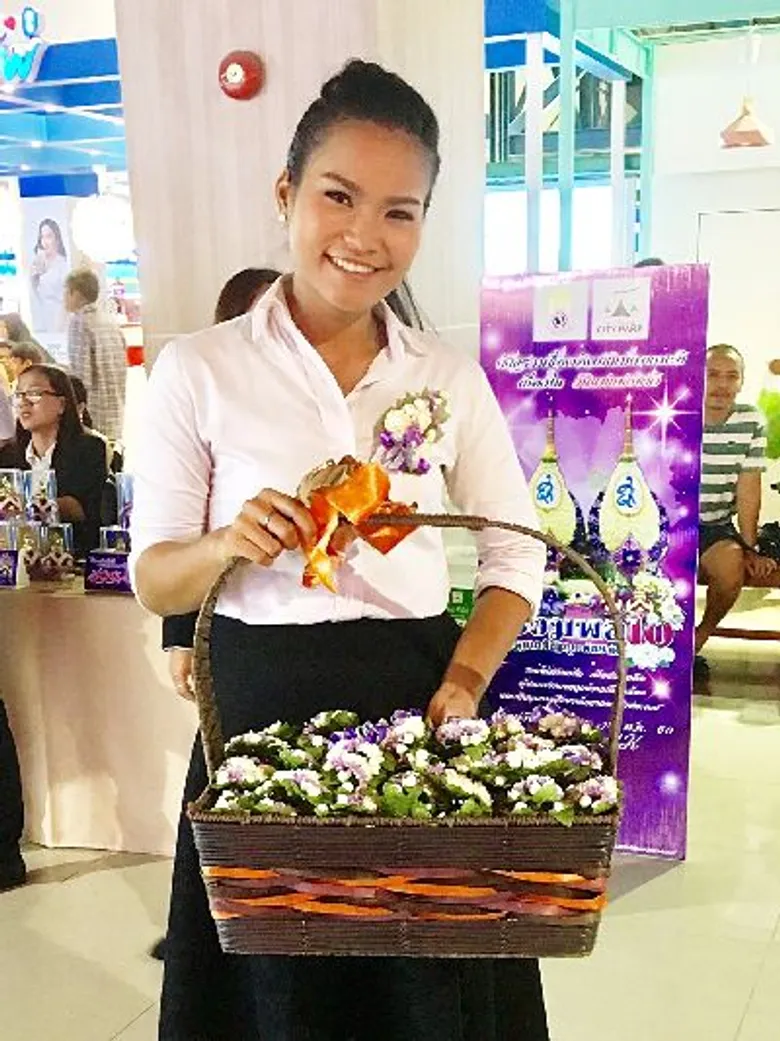 ป๊อปปี้ ปรัชญาลักษณ์ ศิลปินไมค์ทองคำ ค่ายยุ้งข้าวเรคคอร์ดร่วมงาน "รวมพลลูกกตัญญูแห่งชาติ" ครั้งที่ 10 พร้อมร้องเพลงในฟรีคอนเสิร์ต