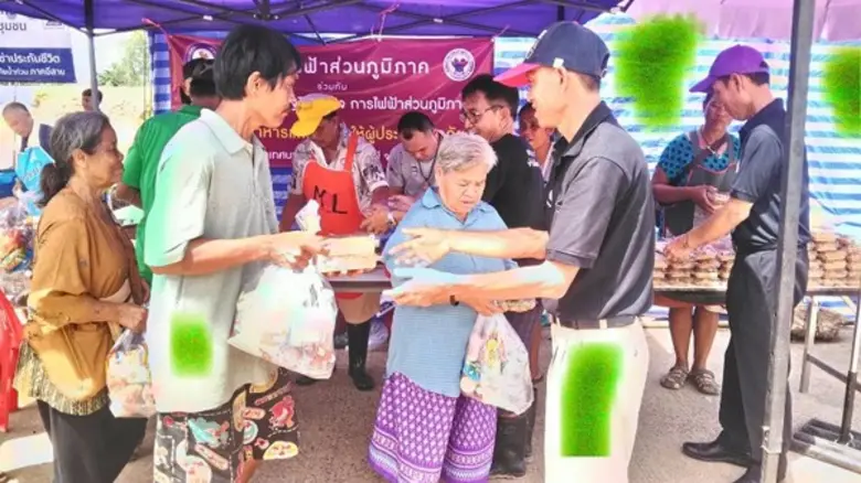 นายสันติ สุขกวี ผู้อำนวยการไฟฟ้าเขต พร้อมด้วยคณะผู้...