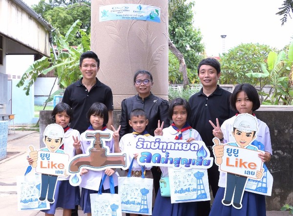นางสายพิณ จันทร์การ ผู้อำนวยการโรงเรียนบ้าน กม.5 อ....