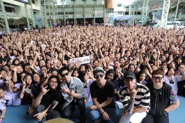 Samsung Galaxy J7 Pro และ JOOX ขนทัพศิลปินกว่า 20 ชีวิตร่วมโชว์พลังดนตรี จัดเต็มทัวร์คอนเสิร์ต 10 โรงเรียน ต้านภัยยาเสพติดให้คนรุ่นใหม่