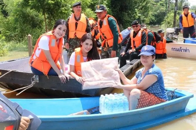 โบว์ลิ่ง-ปริศนา อลิซ-อาร์สยาม เดินหน้าแจกของผู้ประสบอุทกภัย จ.อุบลราชธานี
