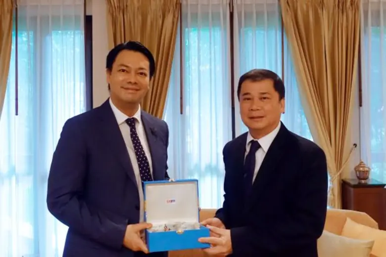 ดร.รักษ์ วรกิจโภคาทร (ซ้าย) รองกรรมการผู้จัดการ ธนา...