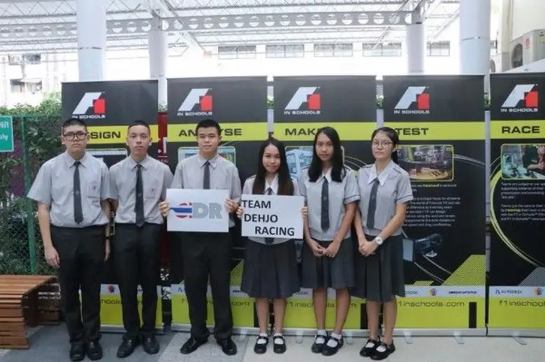 นักเรียนไทยชั้นมัธยมศึกษาตอนปลาย จากโรงเร...