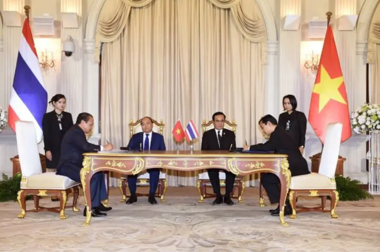 พลเอก ประยุทธ์ จันทร์โอชา (นั่งที่ 3 จากซ...