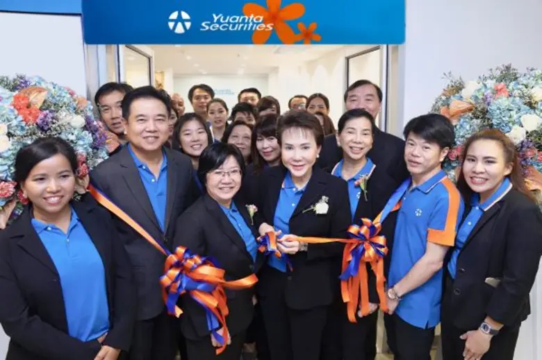 นางบุญพร บริบูรณ์ส่งศิลป์ ประธานเจ้าหน้าท...