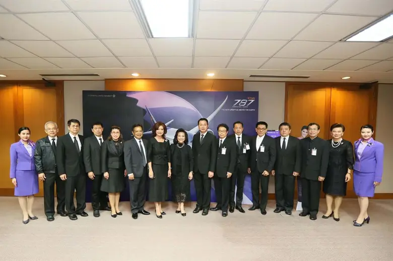 นางอุษณีย์ แสงสิงแก้ว (ที่ 8 จากซ้าย) รัก...