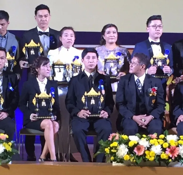 ประธานบริหาร บริษัทกลุ่มตลาดพระรูป (2016) จำกัด รับมอบรางวัลเกียติยศ “ระฆังทอง” (บุคคลแห่งปี) ครั้งที่ 10 ประจำปีพุทธศักราช 2560