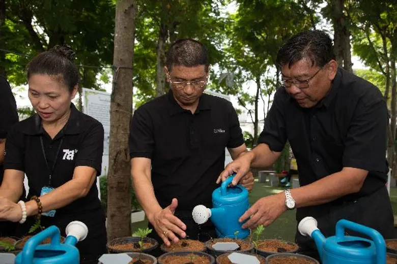 ซีพีแรม รวมใจภักดิ์ ปลูกดอกดาวเรืองถวายพ่อหลวง ร.๙
