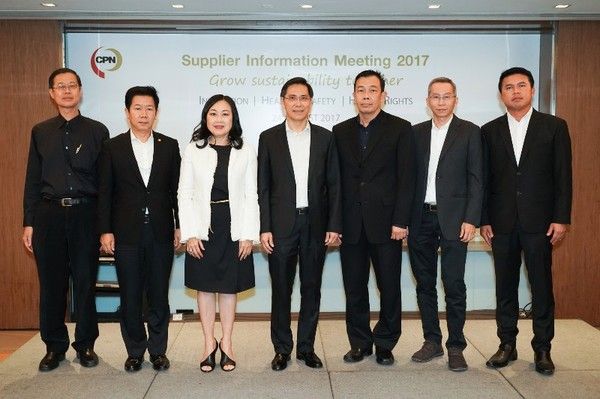 คุณปรีชา เอกคุณากูล (กลาง) กรรมการผู้จัดก...