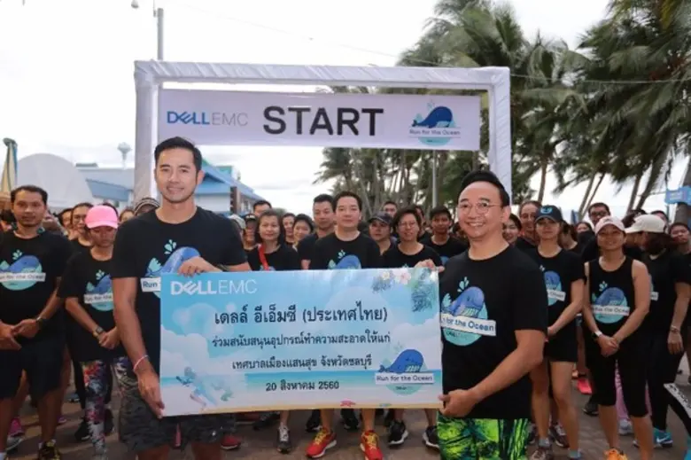 นายอโณทัย เวทยากร (ขวา) รองประธานบริหาร เ...