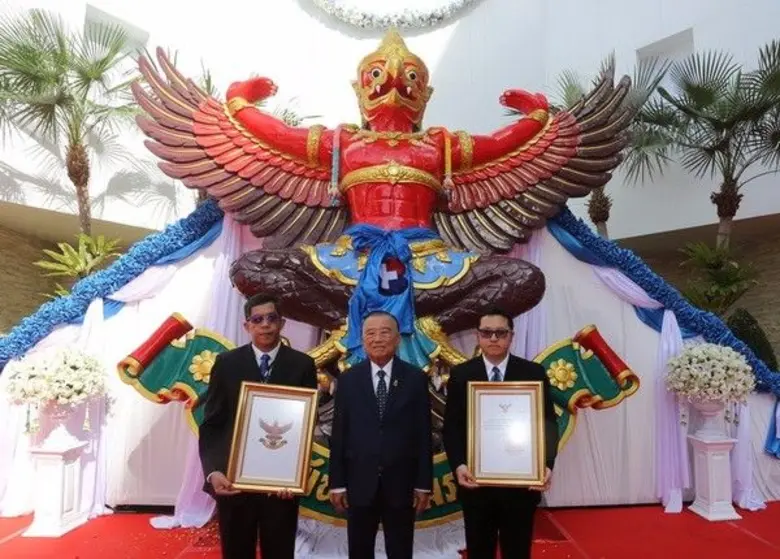 โรงพยาบาลกรุงเทพพัทยา อัญเชิญพระครุฑพระราชทานขึ้นประดิษฐานบนอาคาร