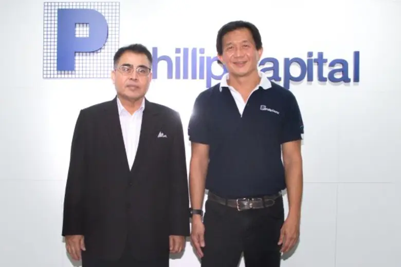 นายสิทธิพร รัตนาภรณ์ (ซ้าย) ประธานเจ้าหน้...