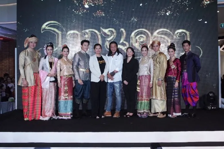 อลังการห้างแตก!! หมาก – แต้ว – มิว นำทีมเปิดตัวละครแห่งปี “รากนครา” เรียกเสียงกรี๊ดจากแฟนๆสนั่นลั่นห้าง สุดเอ็กซ์คลูซีฟแจกลายเซ็นลงโฟโต้บุ๊คและเสื้อยืดที่ระลึก ให้กับแฟนๆที่ร่วมอุดหนุน พร้อมนำเงินจากการจำหน่ายร่วมทำบุญ