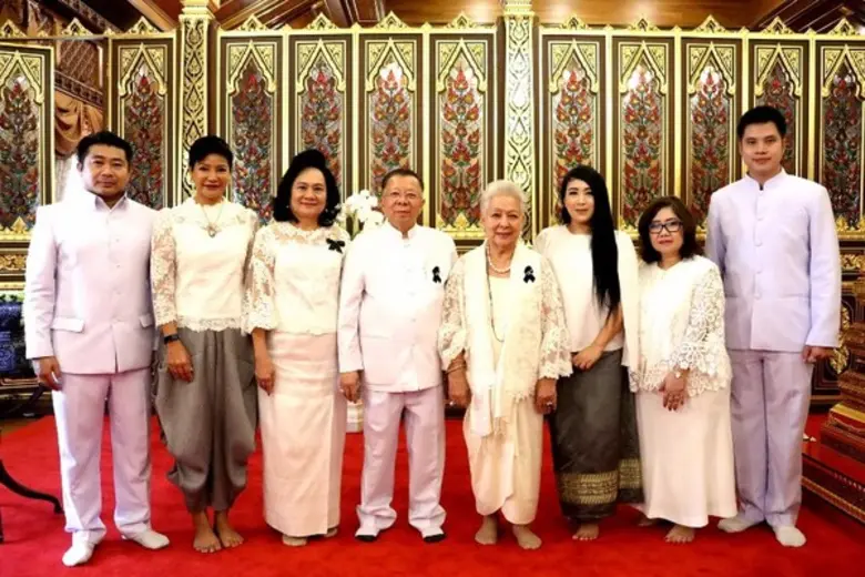 คุณสมาน คุณากรไพบูลย์สิริ (ที่ ๕ จากขวา) ...