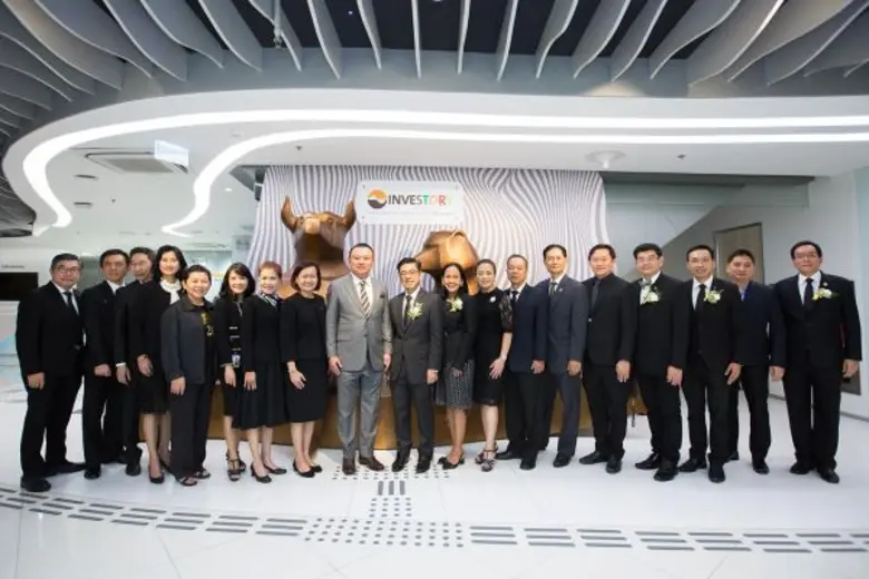ดร.กฤษฎา เสกตระกูล (กลาง) รองผู้จัดการ ตล...