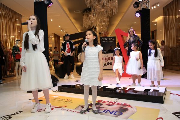 “แกงส้ม ธนทัต” โชว์ลีลา..สเต็ปรักบน “เปียโนยักษ์” ฉลอง “70 ปี ห้างเซ็นทรัล”