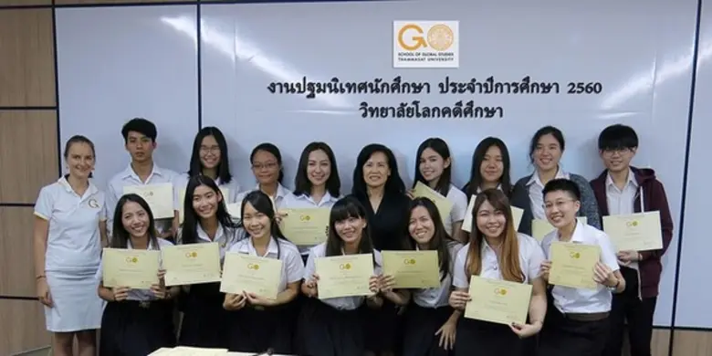 ดร.นันทวรรณ วิจิตวาทการ (แถวหลังคนที่ 6 จ...