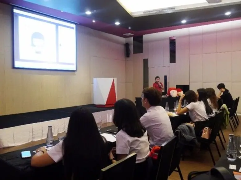 คณะอาจารย์และนักศึกษาคณะนิเทศศาสตร์ หลักสูตรวิชาประชาสัมพันธ์ มหาวิทยาลัยวลัยลักษณ์ เยี่ยมชมศึกษาดูงานประชาสัมพันธ์และการตลาดโรงแรมสลีพวิธมี ดีไซน์โฮเทล แอท ป่าตอง
