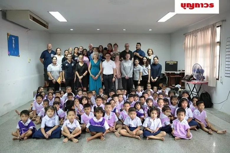 ทีมวอลเล่ย์บอลหญิงจากญี่ปุ่นจัดกิจกรรมสันทนาการให้เด็กนักเรียนที่ศูนย์พัฒนาเด็กก่อนวัยเรียน ในเครือบุญถาวร