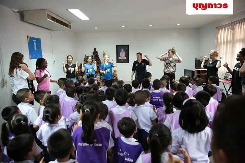ทีมวอลเล่ย์บอลหญิงจากญี่ปุ่นจัดกิจกรรมสันทนาการให้เด็กนักเรียนที่ศูนย์พัฒนาเด็กก่อนวัยเรียน ในเครือบุญถาวร