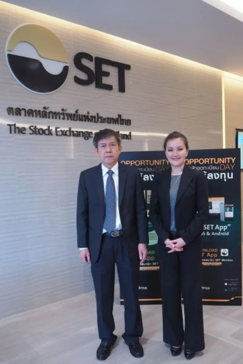 นางสาวสุกัญญา สุขเจริญไกรศรี (ขวา) ประธาน...