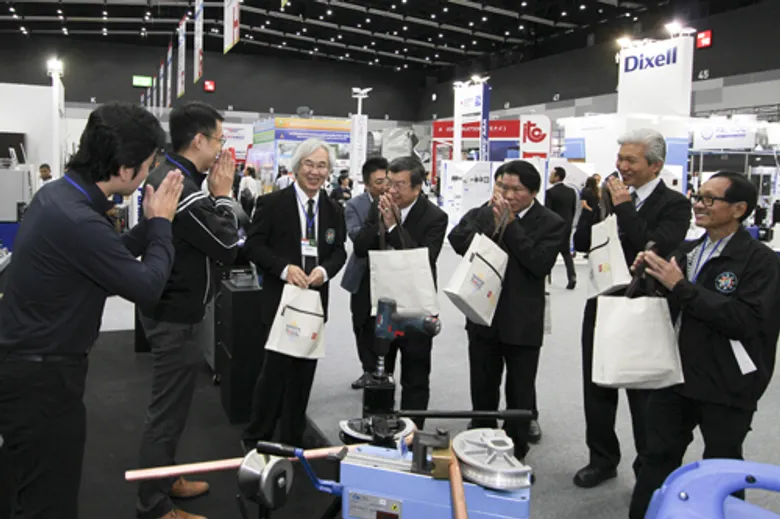 Bangkok RHVAC 2017 และ Bangkok E&E 2017 พุ่งแรงสวนกระแสเศรษฐกิจ นักธุรกิจแห่ชมนวัตกรรมเครื่องใช้ไฟฟ้า-อิเล็กทรอนิกส์คึกคัก