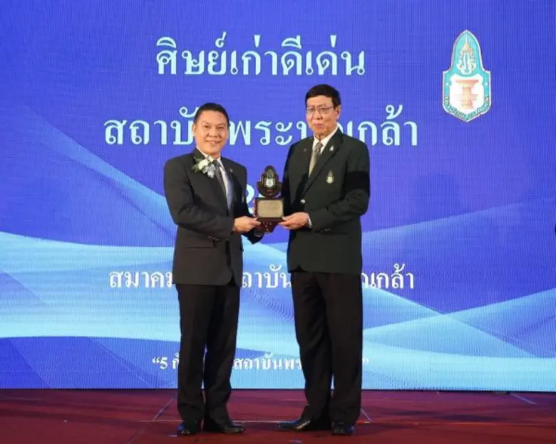 ดร.ชาญกฤช เดชวิทักษ์ (ซ้าย) นายกสมาคมบริษ...