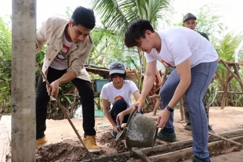 ช่อง 8 ร่วมใจช่วยภัยอีสาน” ส่ง ฟลุค-มังกร-การะเกด อาร์สยาม ลงพื้นที่ฟื้นฟูซ่อมแซมบ้านเรือน ผู้ประสบอุทกภัย จ.สกลนคร