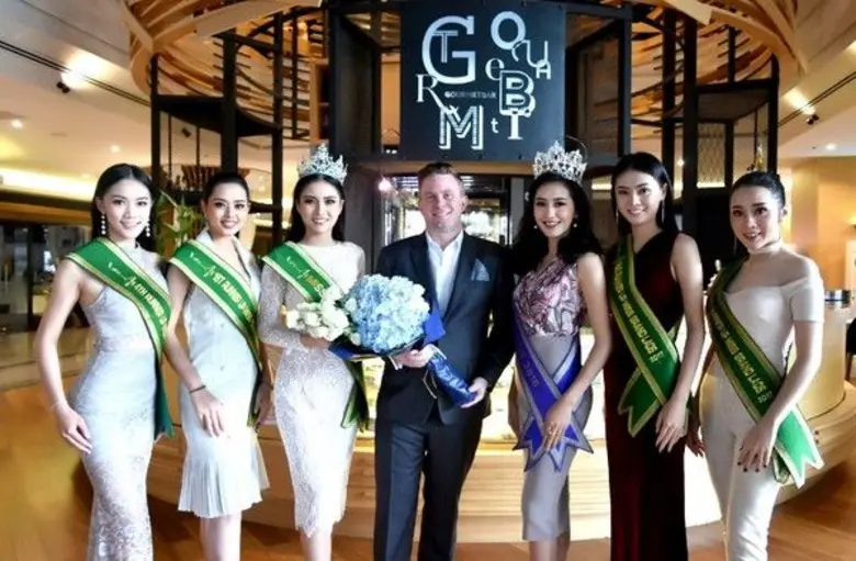 มร. จอห์น แคนนอน รองผู้จัดการทั่วไป โรงแร...