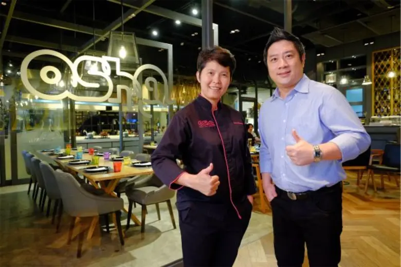 นายเธียร คูสุวรรณ (ขวา) ผู้ช่วยผู้จัดการท...