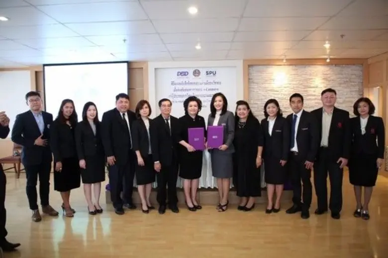 ผศ.ดร.รวิภา อัครจินดานนท์ คณบดีคณะบริหารธ...