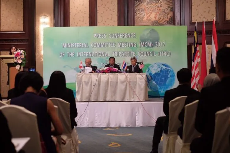 รัฐมนตรีไทย-มาเลย์-อินโด แถลงผลประชุมสภาไตรภาคียางพารา เตรียมร่วมมือพัฒนาการวิจัยและอุตสาหกรรมยาง เน้นนำยางธรรมชาติไปใช้ประโยชน์ในรูปแบบต่างๆ ตั้งเป้าพัฒนายางพาราให้ยั่งยืนและมั่นคง
