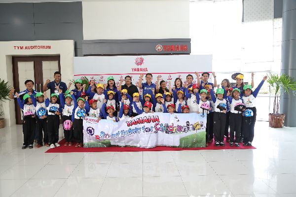นายสมเกียรติ พูลขวัญ (คนกลาง) รองผู้จัดกา...
